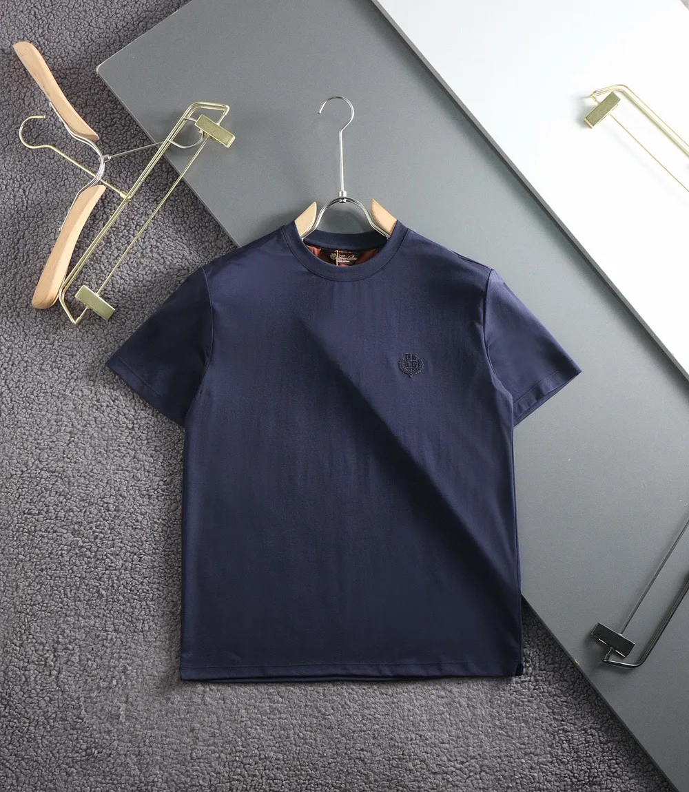 Loro Piana# Custom-woven model of high-end mercerized fabric. Classic embroidered logo# Does not tie the body. Exclusively customized imported pure cotton fabric. The upper body has a loose and casual silhouette. The texture is comfortable and breathable. It will not deform after being washed for a long time. Fashionable and casual. Versatile! Color: Gray Blue White Green Khaki Sizes: M-3xl